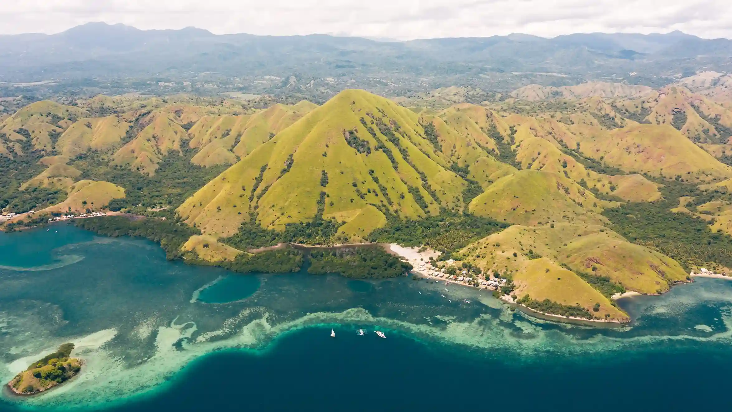 Meru Menjaga | Paket Tur Helikopter Labuan Bajo | Tour Helikopter Labuan Bajo